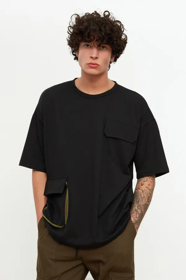Trendyol Trendyol Black muški oversize / široki rez, majica s vratom posade kratkih rukava s džepovima, mijehom