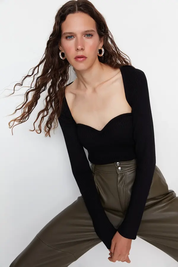 Trendyol Trendyol Black Sweetheart Detaljni džemper od pletenine