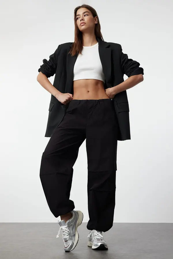 Trendyol Trendyol crne hlače s padobranom s normalnim strukom