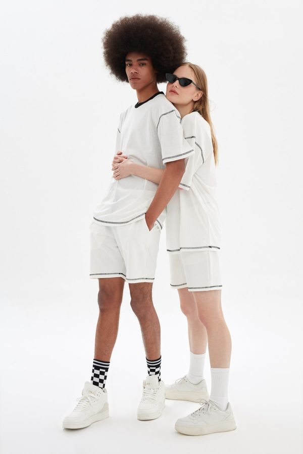 Trendyol Trendyol Shorts - Ecru - Normal Waist