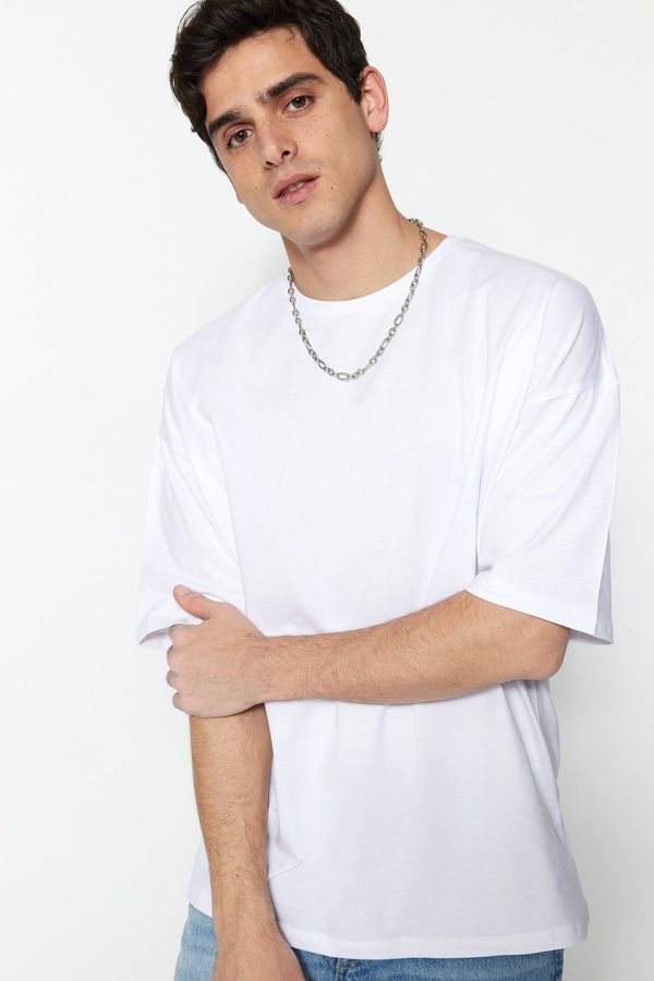 Trendyol Trendyol White muški predimenzionirani osnovni vrat posade kratkih rukava 100% pamučna majica.