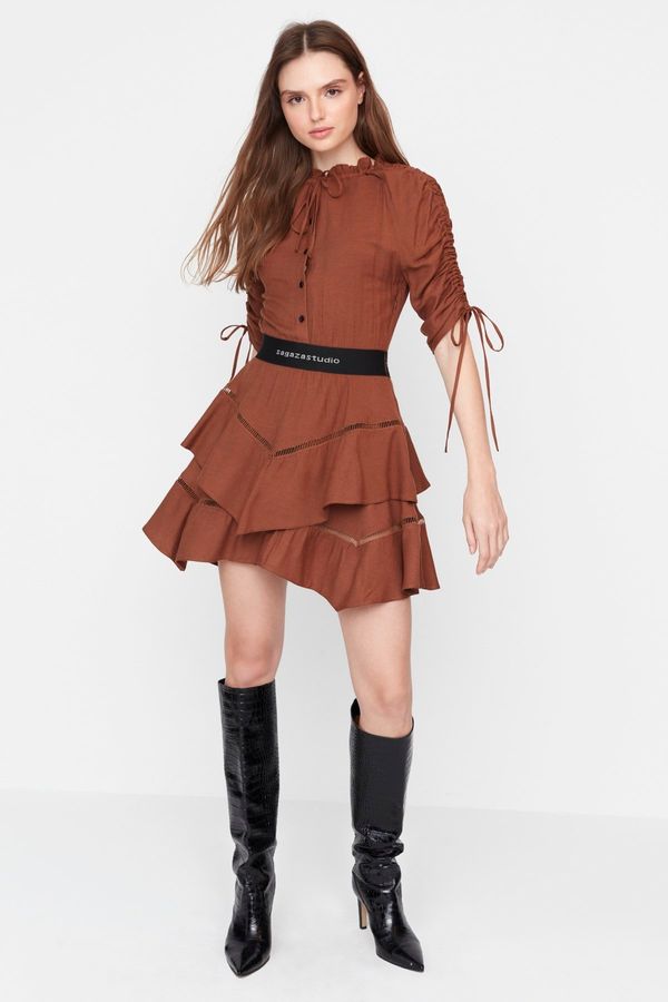 Trendyol Trendyol X Sagaza Studio smeđa elastična haljina struka