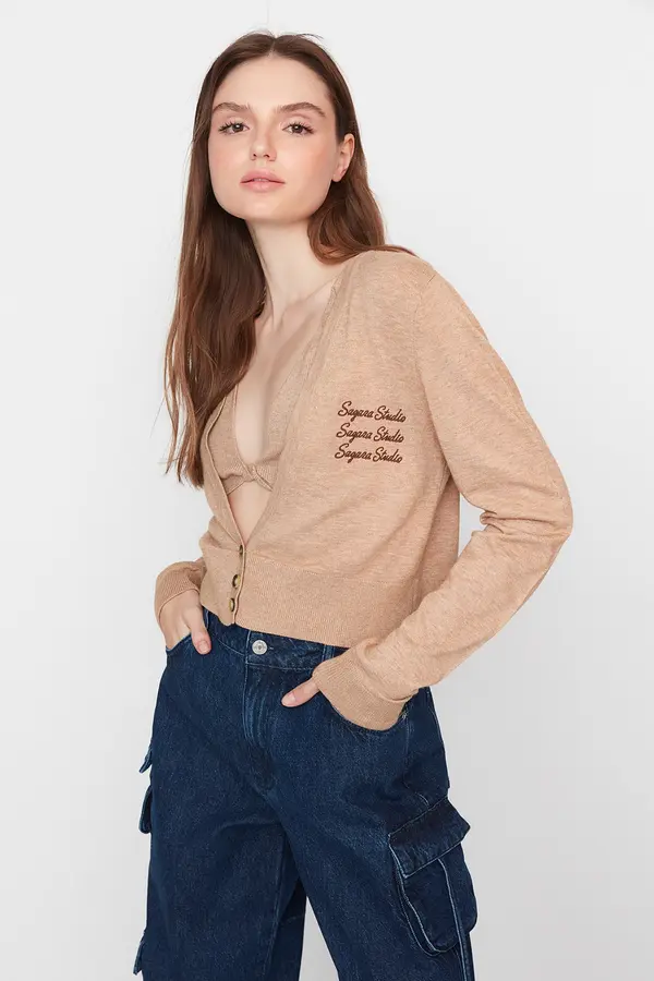Trendyol Trendyol X Sagaza Studio Svijetlo smeđi vez Detaljna pletenina Cardigan