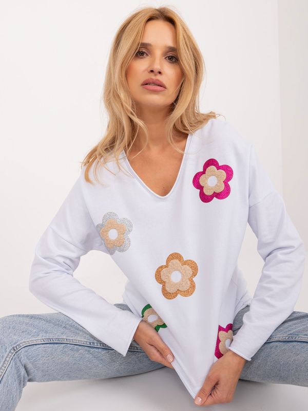 Fashionhunters White casual blouse with a neckline