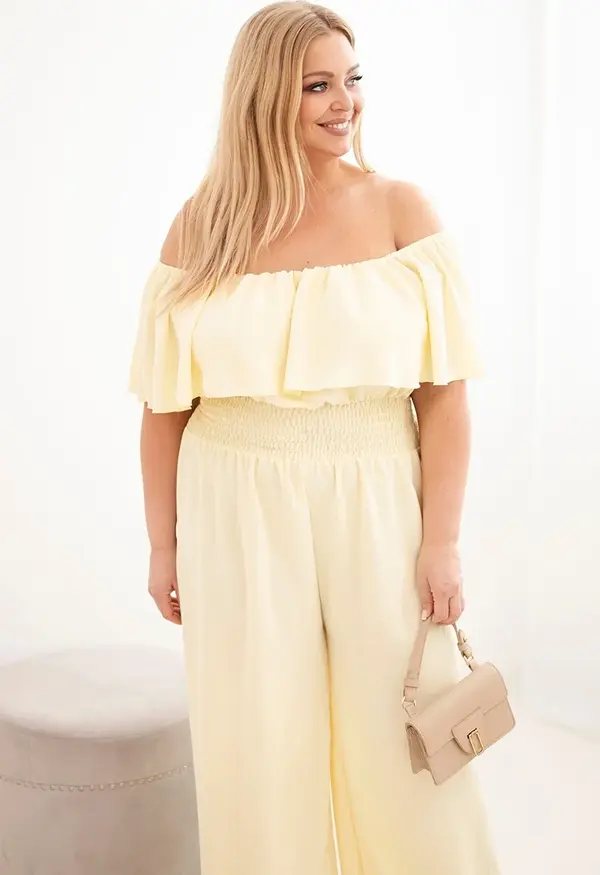 Kesi Włoski Žuti kombinezon plus size s otvorenim ramenima i volanima