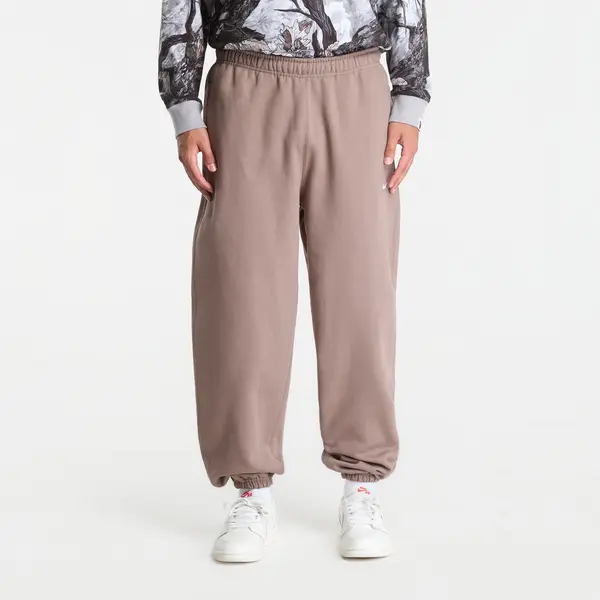 Nike Donji dio trenerke Nike Solo Swoosh Men's Cuffed Fleece Pants Mink Brown/ Mink Brown/ White XXL