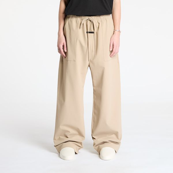 Fear of God Essentials Hlače Fear Of God ESSENTIALS Bonded Nylon Utility Pant Desert Sand L