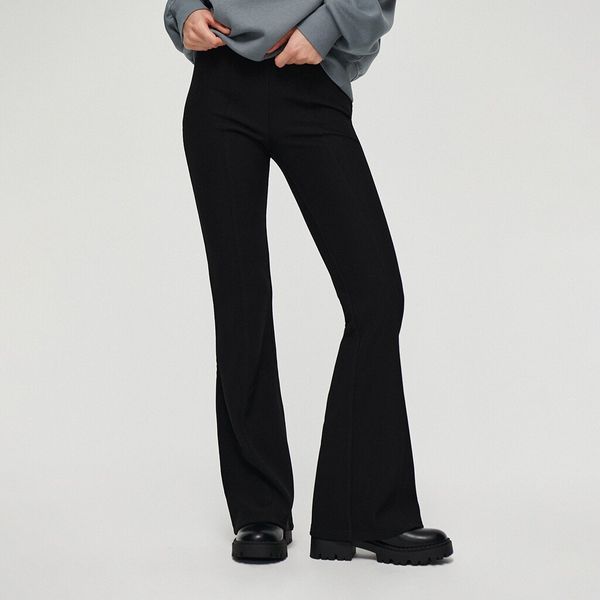 House House - Hlače od pletenine zvonarice - Crna