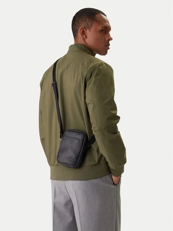 Calvin Klein Calvin Klein Crossover torbica Bold Ck Slim Reporter LV04D3279G Crna
