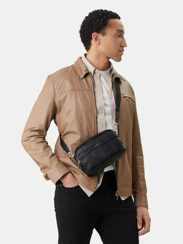 Calvin Klein Calvin Klein Crossover torbica Emblem Aop Emboss Camera Bag LV04D3330G Crna