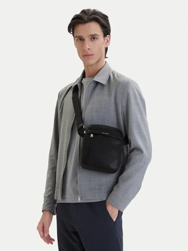 Calvin Klein Calvin Klein Crossover torbica Emblem Aop Emboss Reporter LV04D3331G Crna