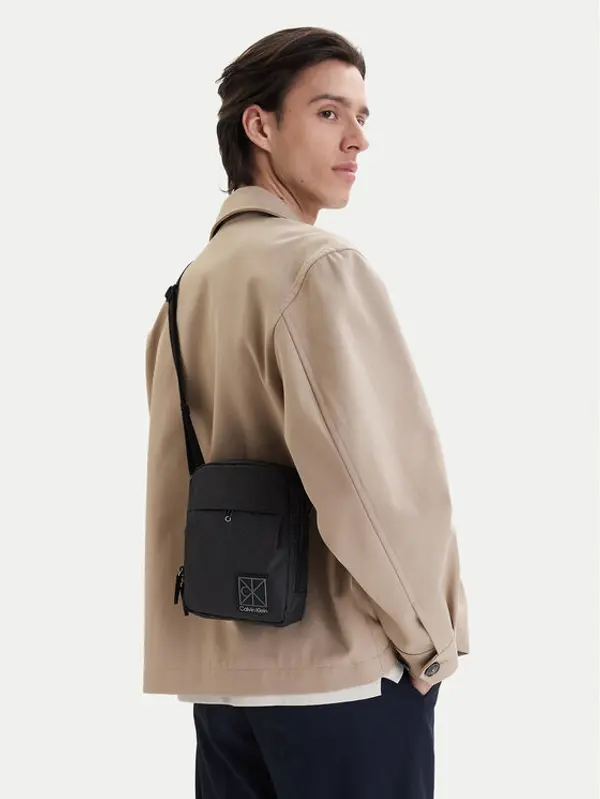 Calvin Klein Calvin Klein Crossover torbica Utility Emblem Reporter LV04D3303G Crna