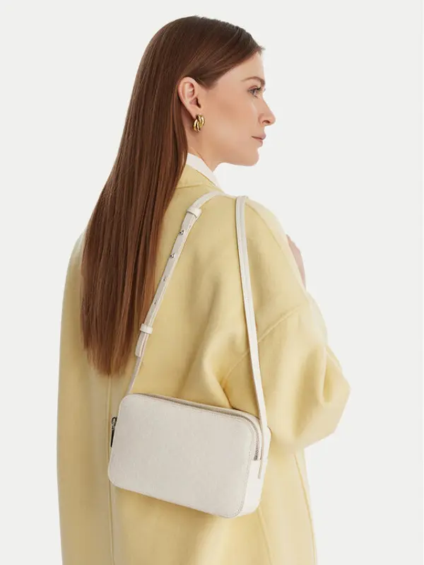 Calvin Klein Calvin Klein Torbica Emblem Aop Elongated Camera Bag LV04F3268G Écru