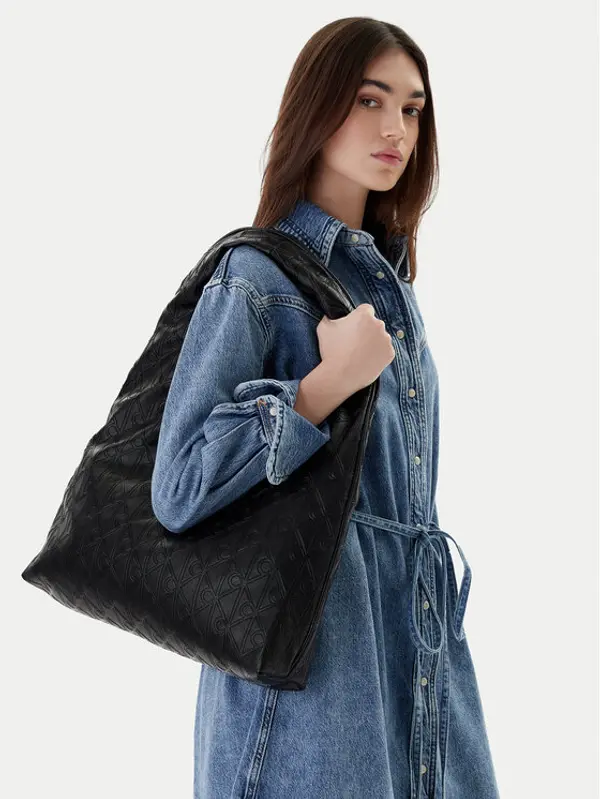 Calvin Klein Calvin Klein Torbica Emblem Aop Puffer Lg Shoulder Ba LV04F3199G Crna
