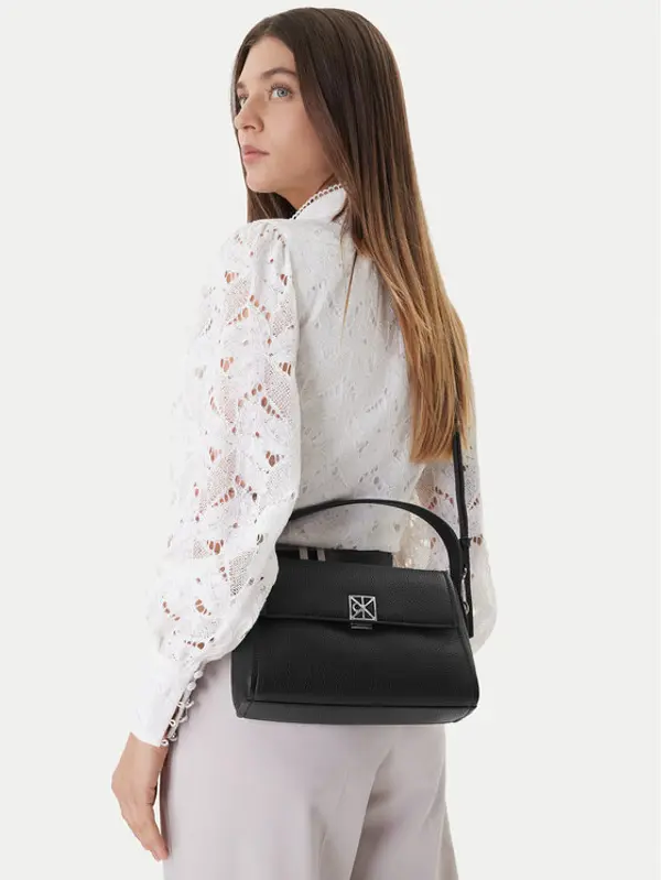 Calvin Klein Calvin Klein Torbica Emblem Hw Pebble Shoulder Bag 25 LV04F3425G Crna