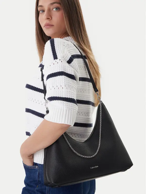Calvin Klein Calvin Klein Torbica Emblem Hw Pebble Shoulder Bag LV04F3495G Crna
