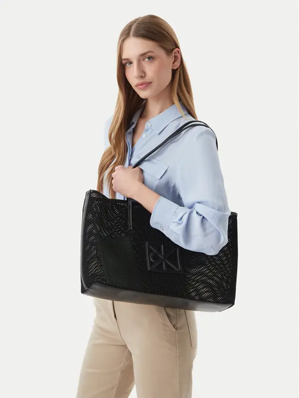 Calvin Klein Calvin Klein Torbica Emblem Mesh Tote LV04F3380G Crna