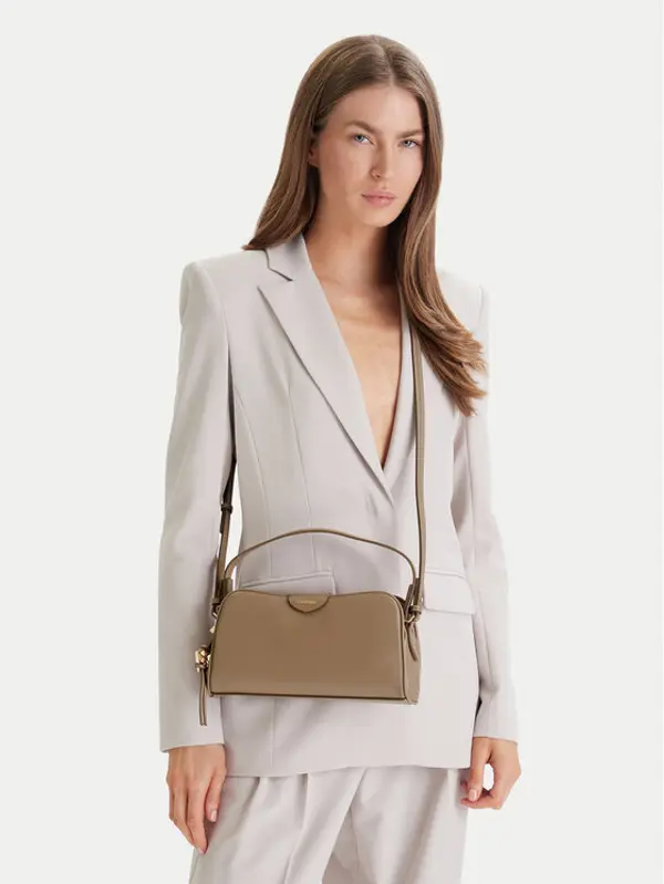Calvin Klein Calvin Klein Torbica Emblem Trio Top Handle Camera Ba LV04F3370G Bež