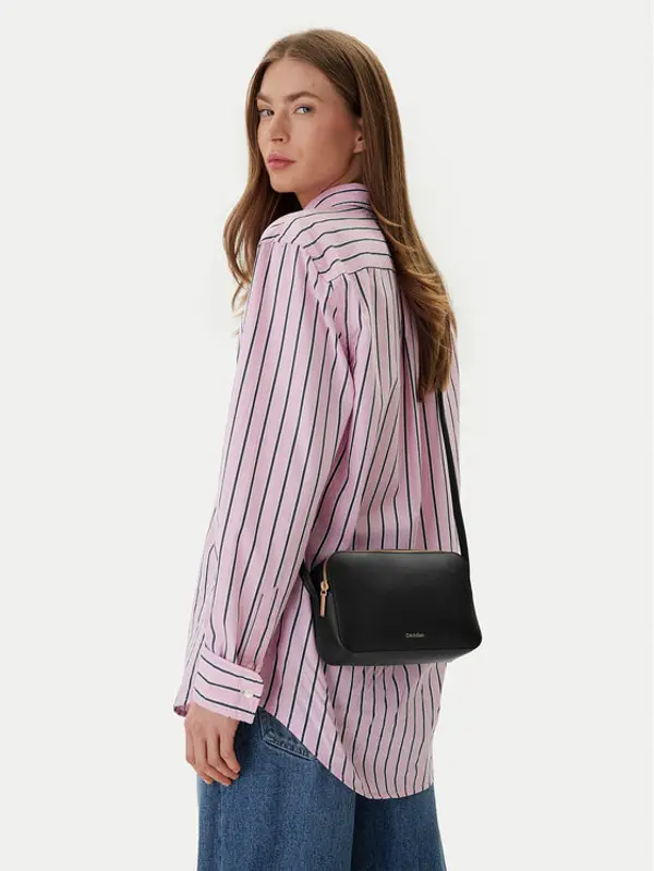 Calvin Klein Calvin Klein Torbica Foil Logo Elongated Camera Bag LV04F3276G Crna