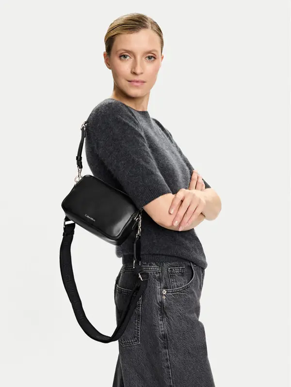 Calvin Klein Calvin Klein Torbica Webbing Double Strap Camera Bag LV04F3165G Crna