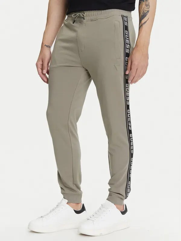 Guess Guess Donji dio trenerke Z2YB19 K6ZS1 Kaki Regular Fit