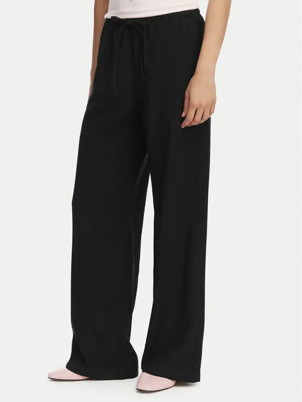 Only ONLY Hlače Laris 15364313 Crna Relaxed Fit