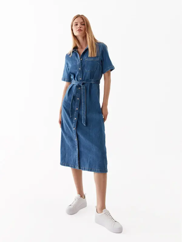 Only ONLY Jeans haljina 15283308 Plava Loose Fit