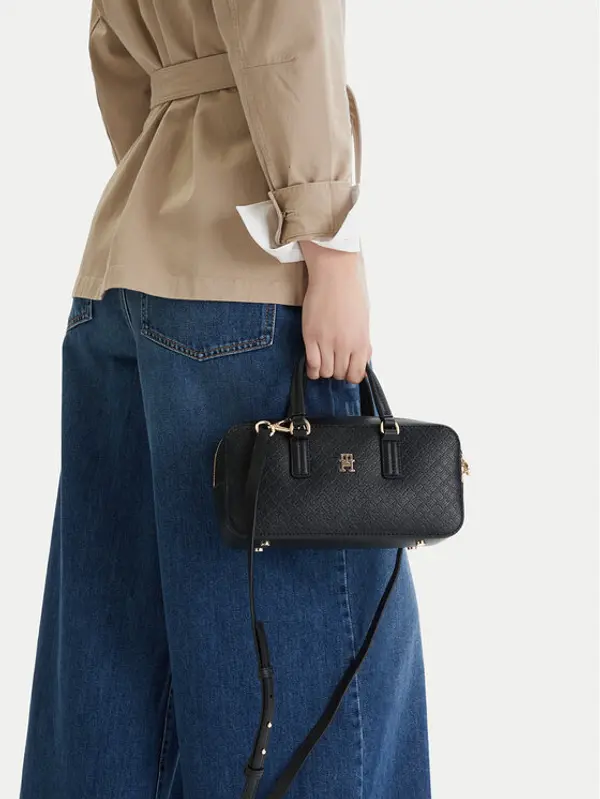Tommy Hilfiger Tommy Hilfiger Torbica Th Daily Crossover Mono AW0AW18415 Crna
