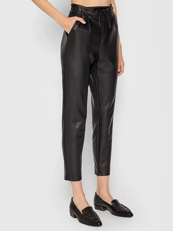 Vero Moda Vero Moda Hlače od imitacije kože Eva 10205737 Crna Relaxed Fit