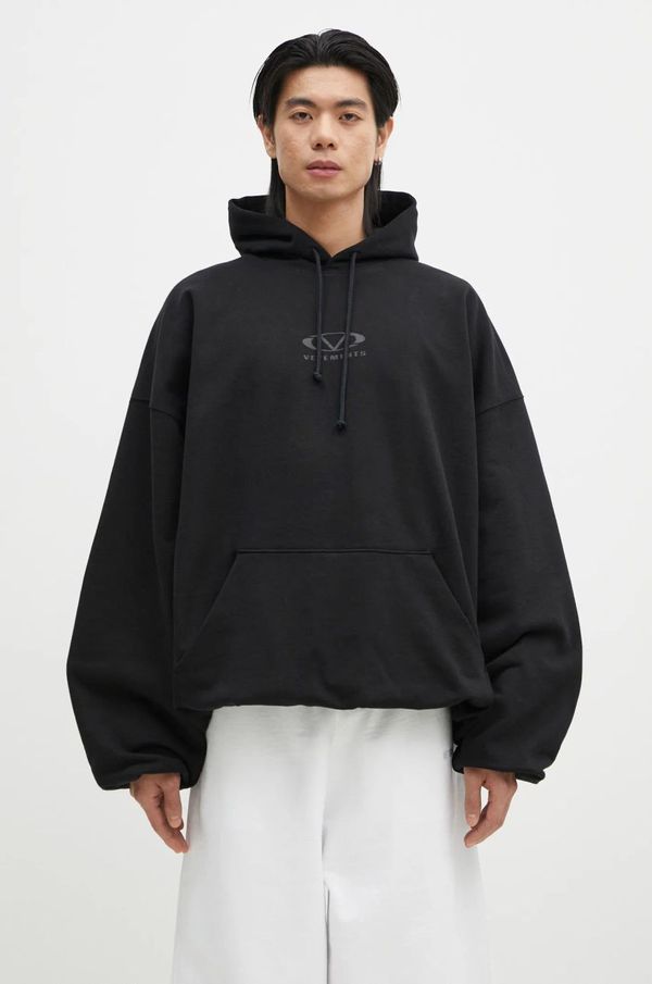 Vetements Pamučna dukserica VETEMENTS Oval Logo Cropped Boxy boja: crna, s kapuljačom, s tiskom, UA66HD600BB