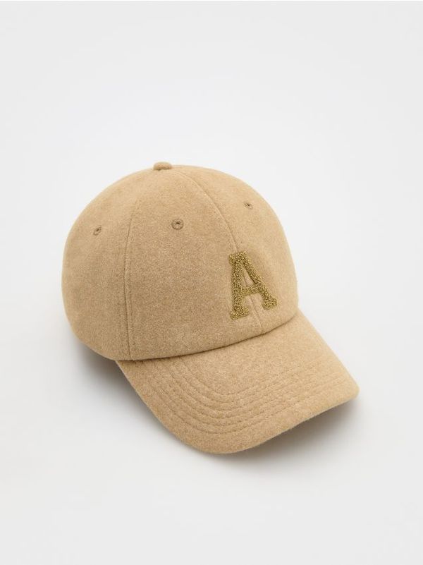 Reserved Reserved - Baseball šilterica s našivkom - bež