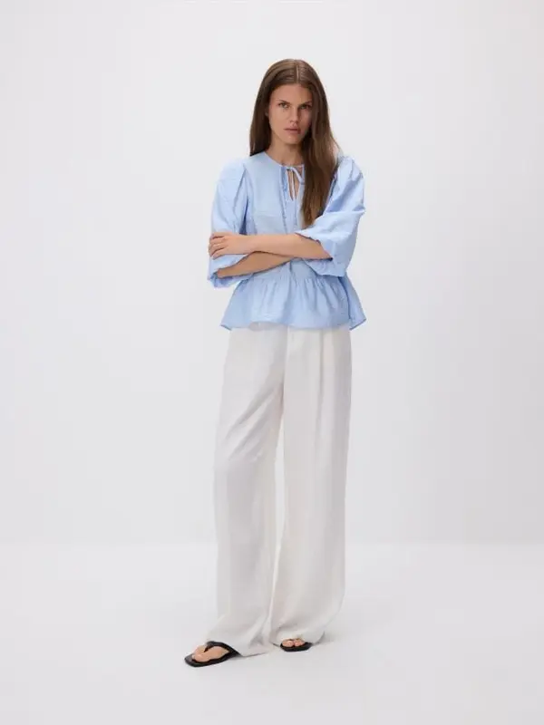 Reserved Reserved - Bluza od viskoze s povezom oko vrata - svjetloplavo