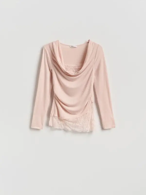 Reserved Reserved - Bluza s čipkanim izrezom - pastelnoružičasto