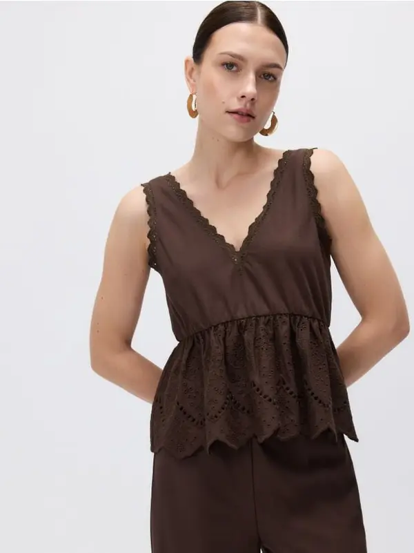 Reserved Reserved - Bluza s čipkastim peplumom - tamnosmeđe