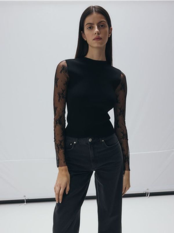 Reserved Reserved - Bluza s čipkastim rukavima - crno