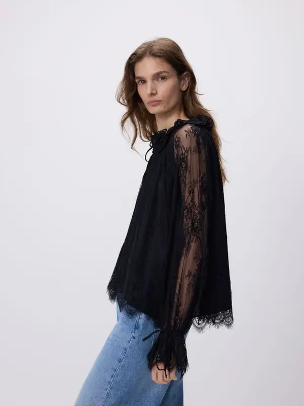 Reserved Reserved - Bluza s čipkom - crno