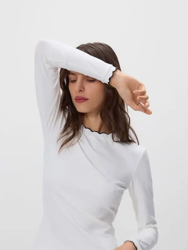Reserved Reserved - Bluza s kontrastnim obrubom - krem