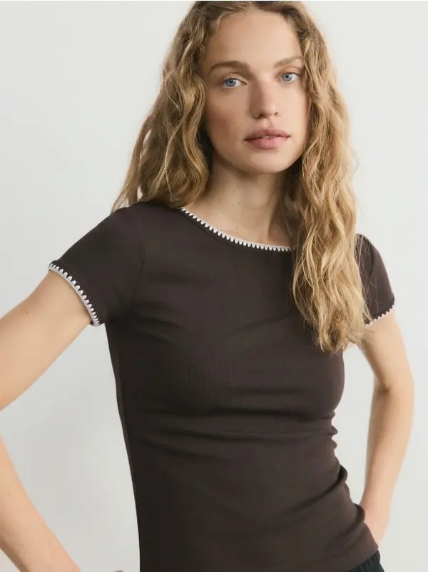 Reserved Reserved - Bluza s kontrastnim obrubom - tamnosmeđe