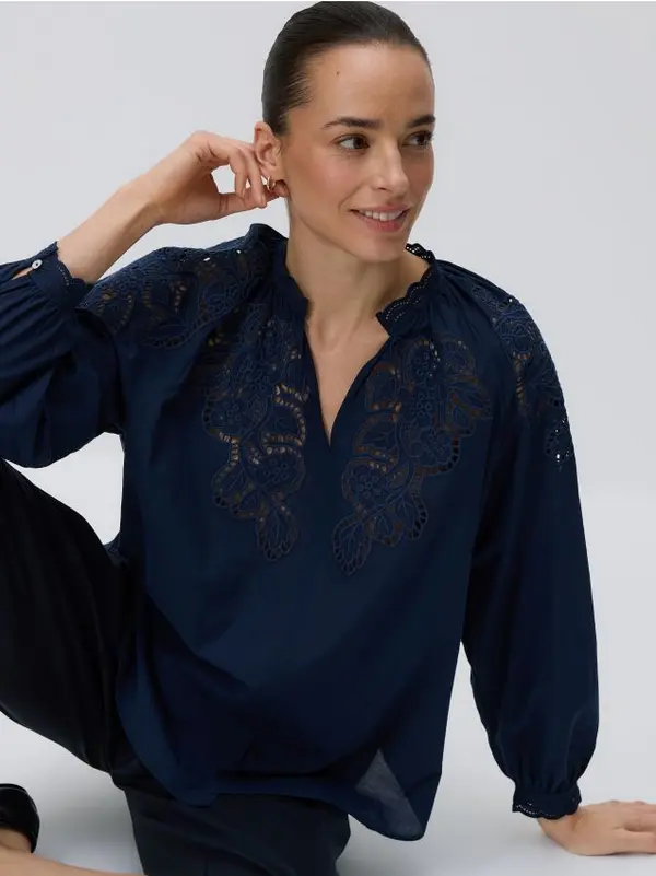 Reserved Reserved - Bluza s rupičastim umetkom - mornarsko plava