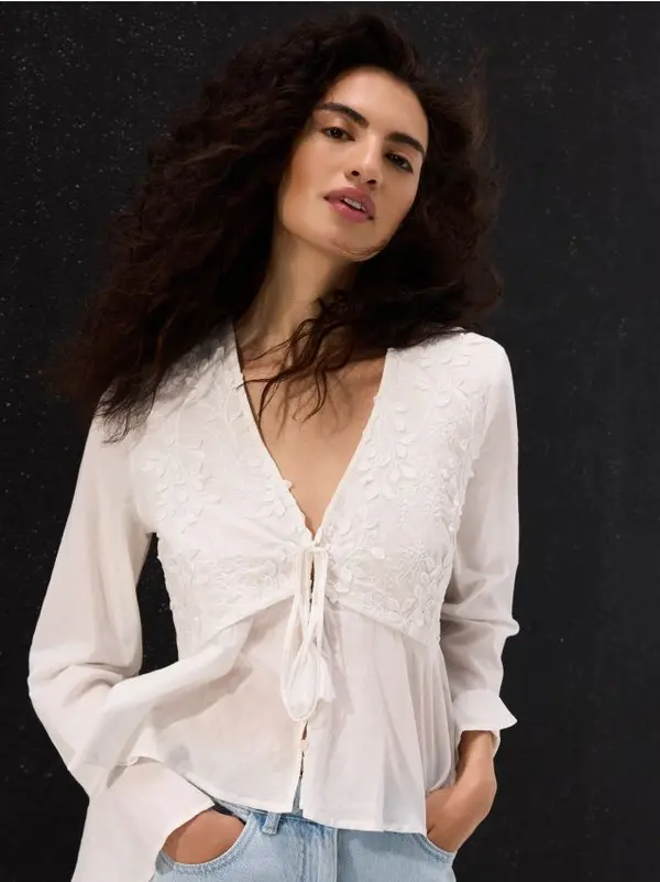 Reserved Reserved - Bluza s ukrasnim vezanjem - krem