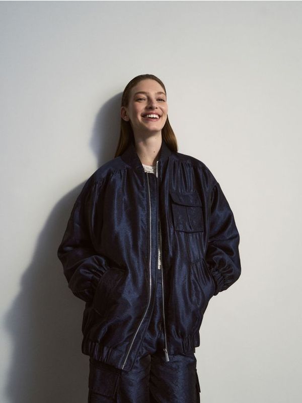 Reserved Reserved - Bomber jakna s nabranim detaljima - mornarsko plava