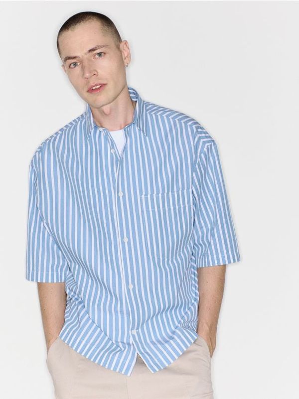 Reserved Reserved - Boxy fit košulja kratkih rukava - bljedoplavo