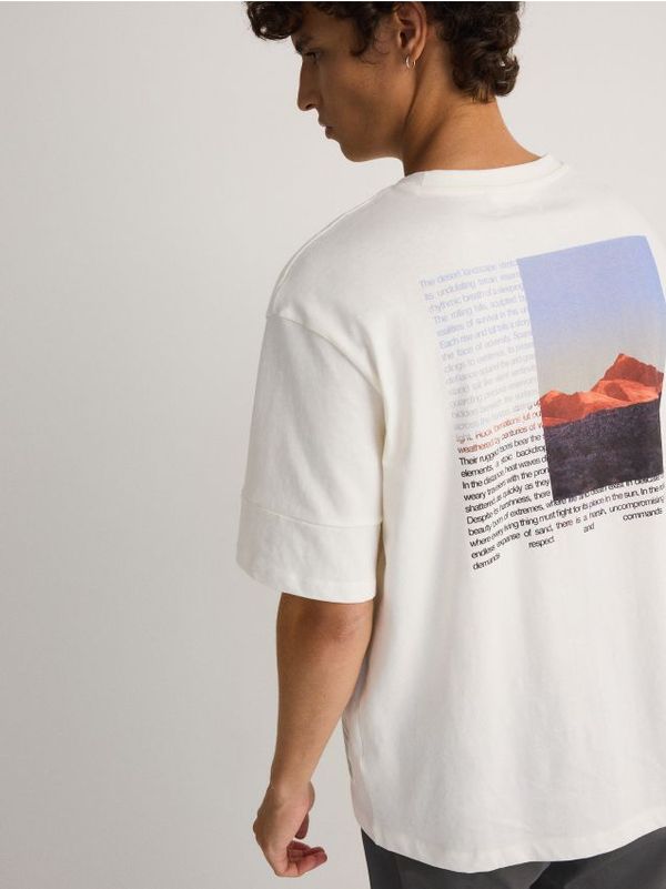 Reserved Reserved - Boxy majica s printom na leđima - krem