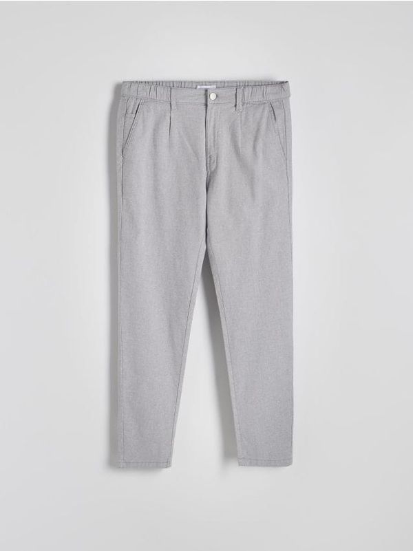 Reserved Reserved - Chino hlače s visokim udjelom pamuka - light grey