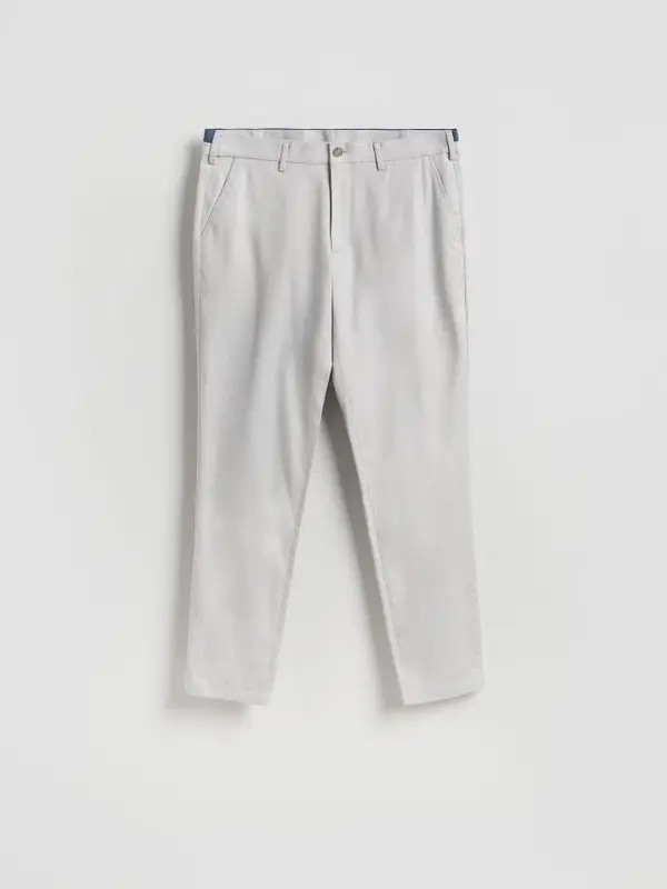 Reserved Reserved - Chino slim fit hlače - svijetlo siva