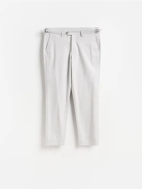 Reserved Reserved - Chino slim fit hlače - svijetlo siva
