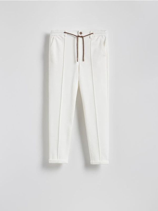 Reserved Reserved - Chino slim hlače - krem