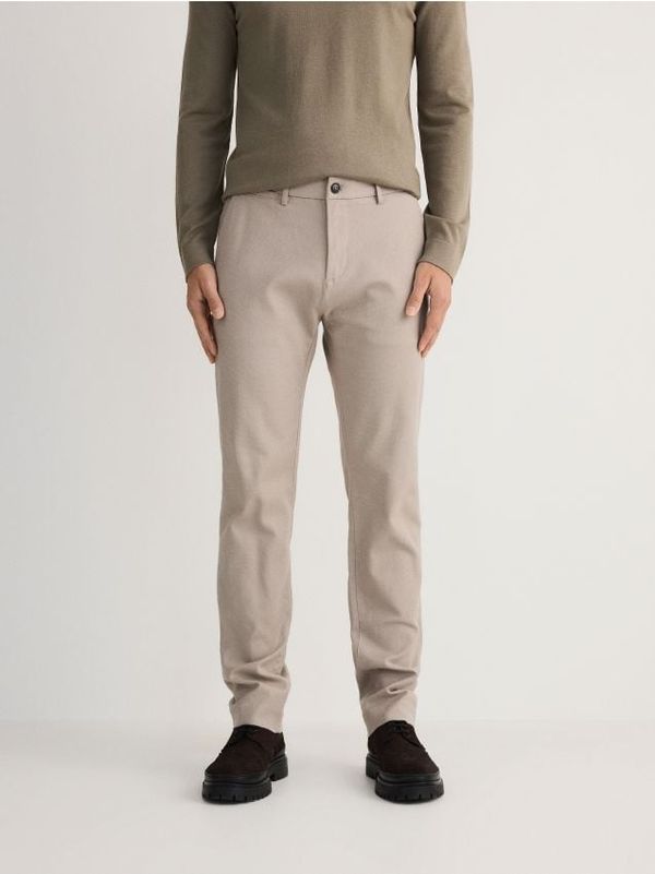 Reserved Reserved - Chino slim hlače s visokim udjelom pamuka - boja kave