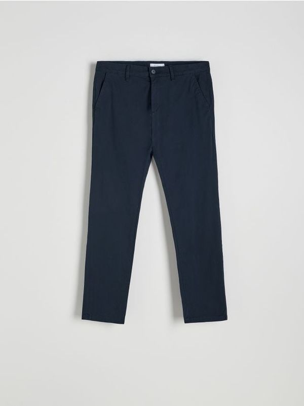 Reserved Reserved - Chino slim hlače s visokim udjelom pamuka - mornarsko plava
