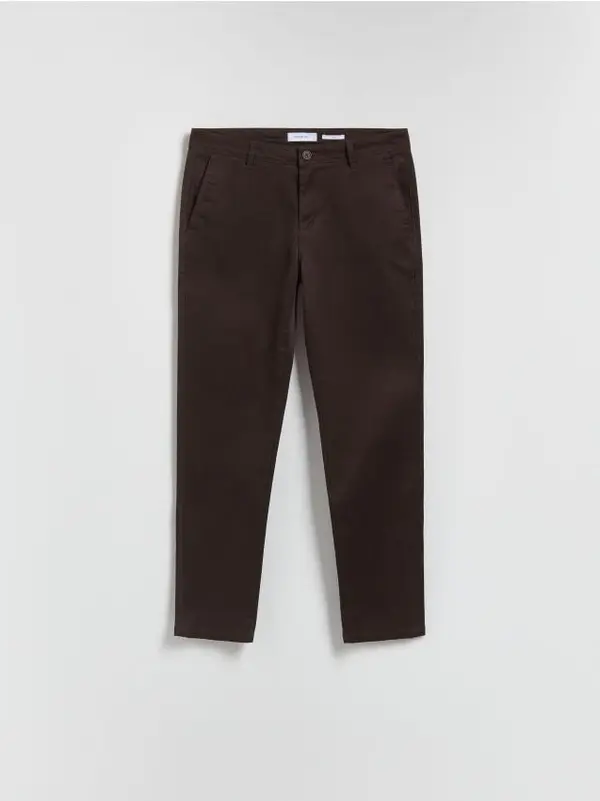 Reserved Reserved - Chino slim hlače s visokim udjelom pamuka - tamnosmeđe